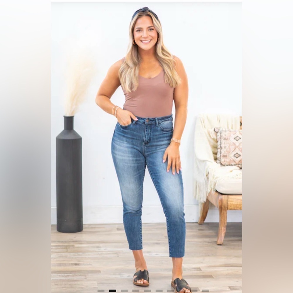 Judy Blue High-Rise Raw Hem Relaxed Fit Jean Sz 3/26 Item# BA